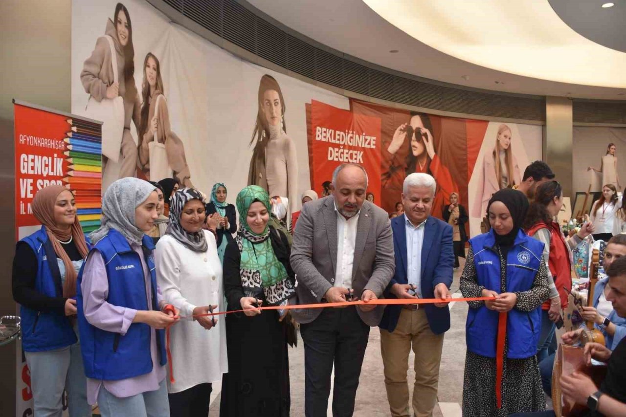 Afyonkarahisar’da ‘Kültür Sanat Sokağı’ sergisi açıldı