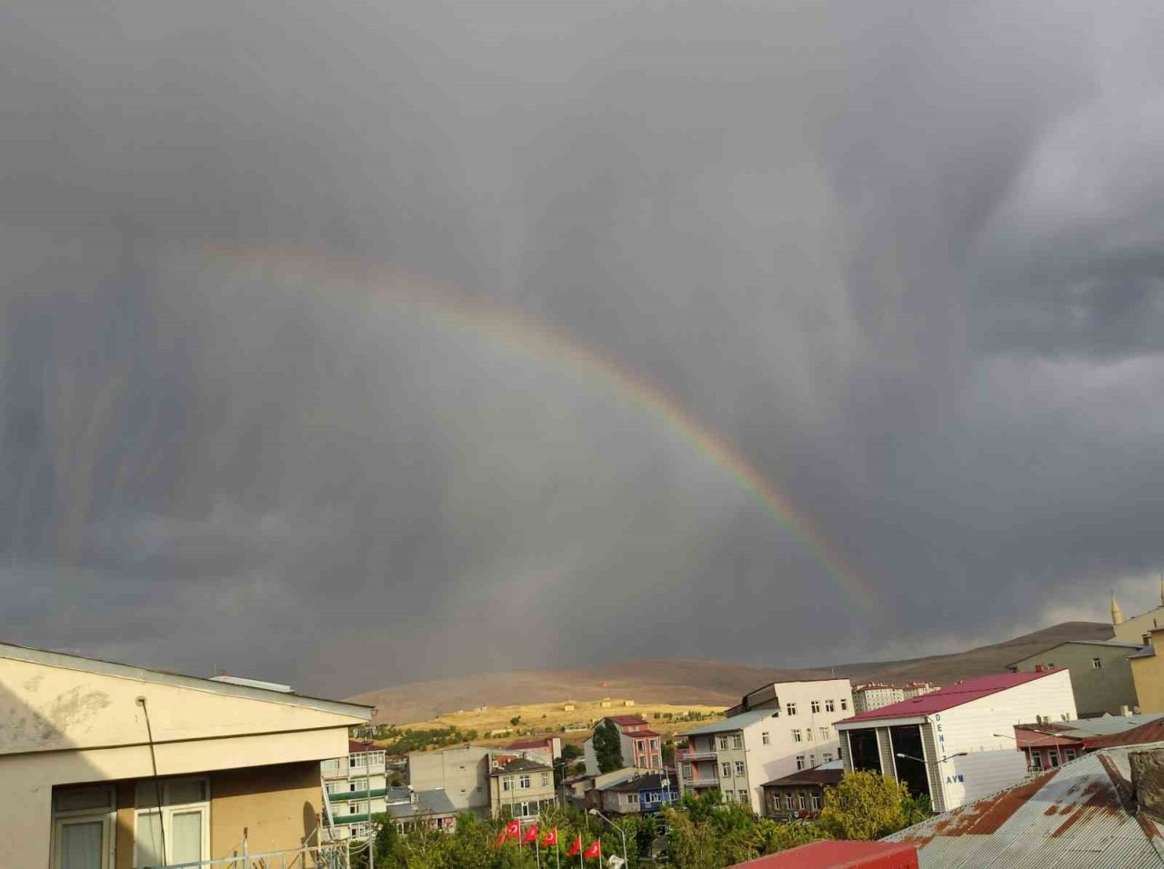 Tarihi Ardahan Kalesi’nin üzerinde ortaya çıkan gökkuşağı hayran bıraktı