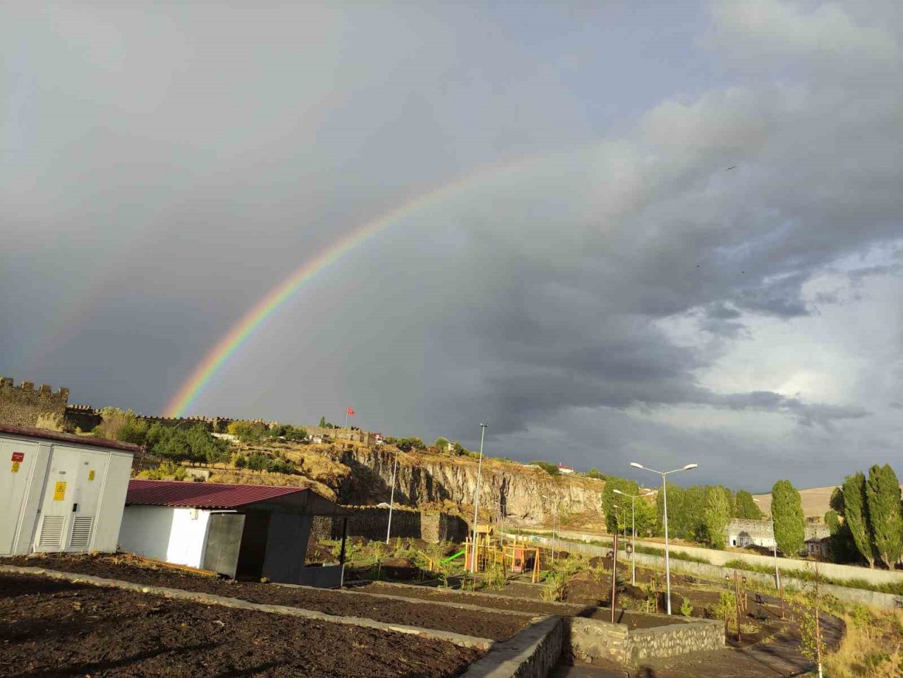 Tarihi Ardahan Kalesi’nin üzerinde ortaya çıkan gökkuşağı hayran bıraktı