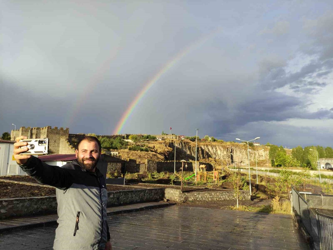 Tarihi Ardahan Kalesi’nin üzerinde ortaya çıkan gökkuşağı hayran bıraktı