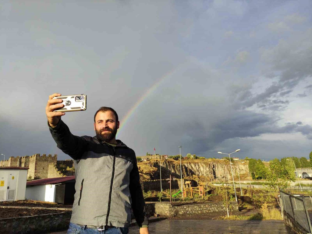 Tarihi Ardahan Kalesi’nin üzerinde ortaya çıkan gökkuşağı hayran bıraktı