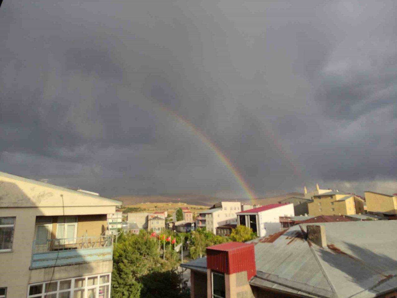 Tarihi Ardahan Kalesi’nin üzerinde ortaya çıkan gökkuşağı hayran bıraktı