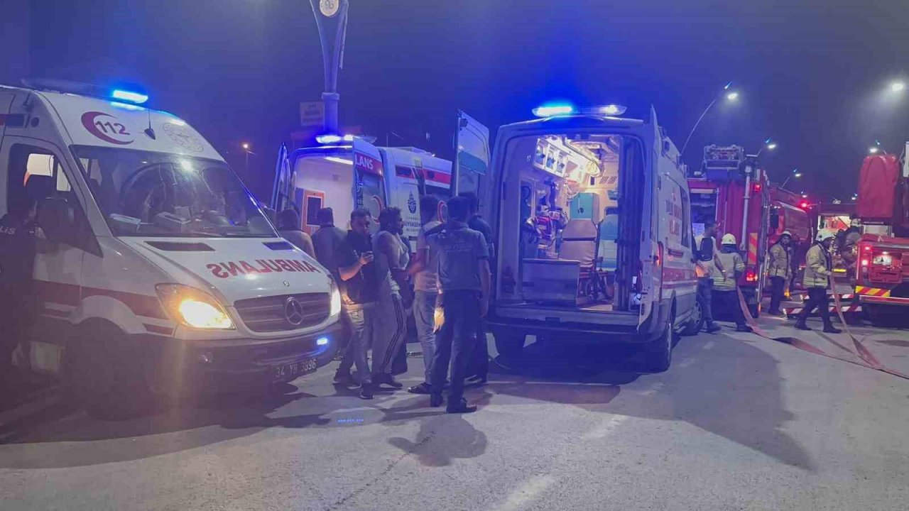 Arnavutköy’de 5 katlı binanın çatı katında yangın çıktı