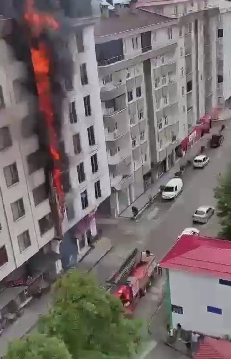 Lahmacun salonunun bacasından sıçrayan kıvılcım yanındaki otelde yangına neden oldu