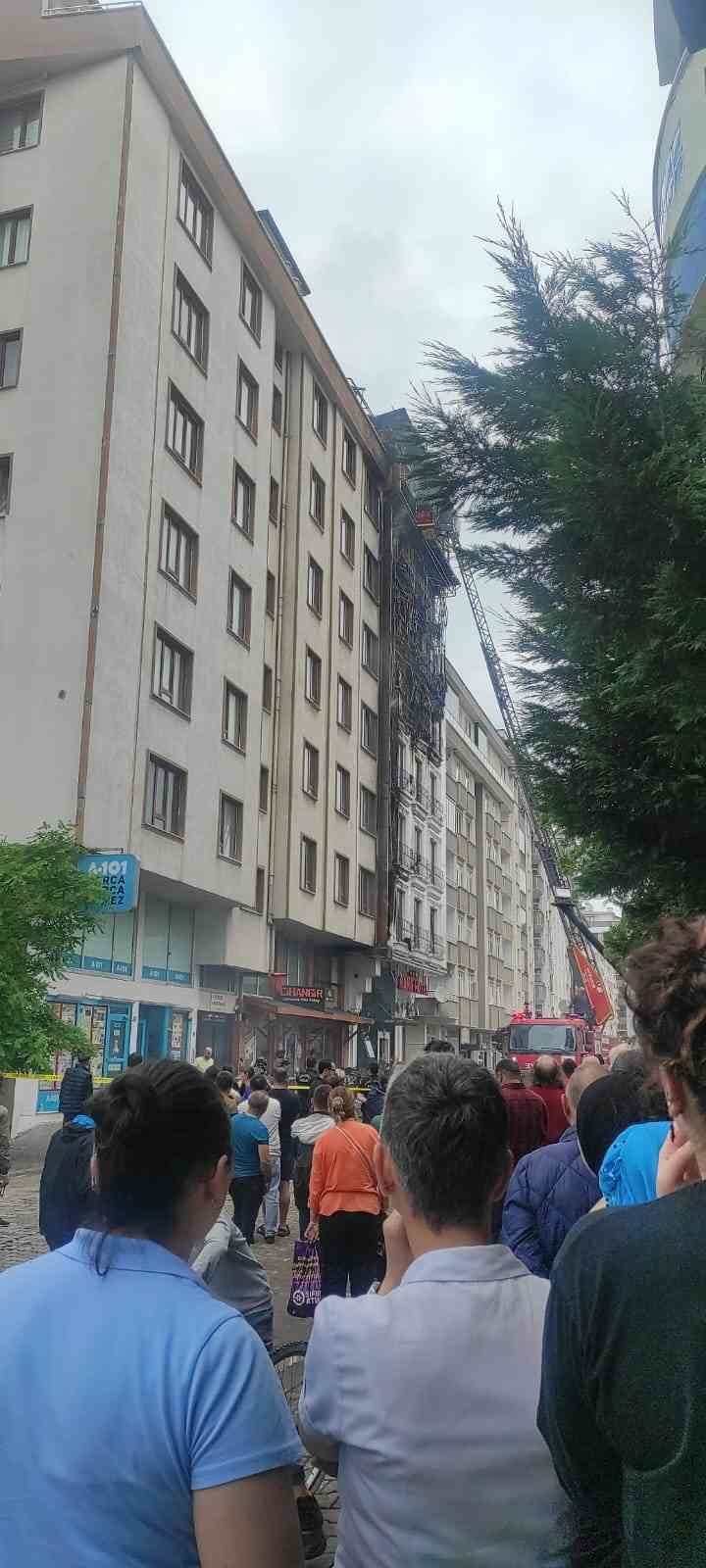 Lahmacun salonunun bacasından sıçrayan kıvılcım yanındaki otelde yangına neden oldu