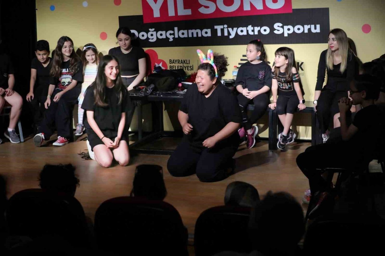 Bayraklılı tiyatrocular ayakta alkışlandı