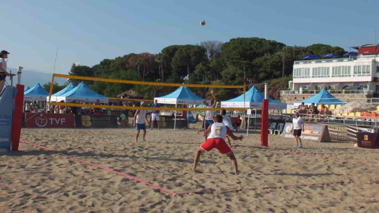 Balıkesir’de uluslararası plaj voleybolu başladı