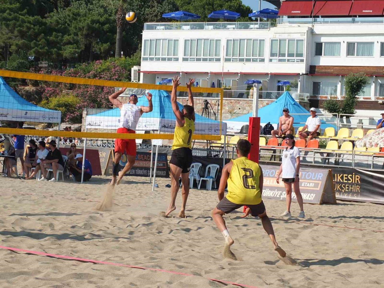 Balıkesir’de uluslararası plaj voleybolu başladı