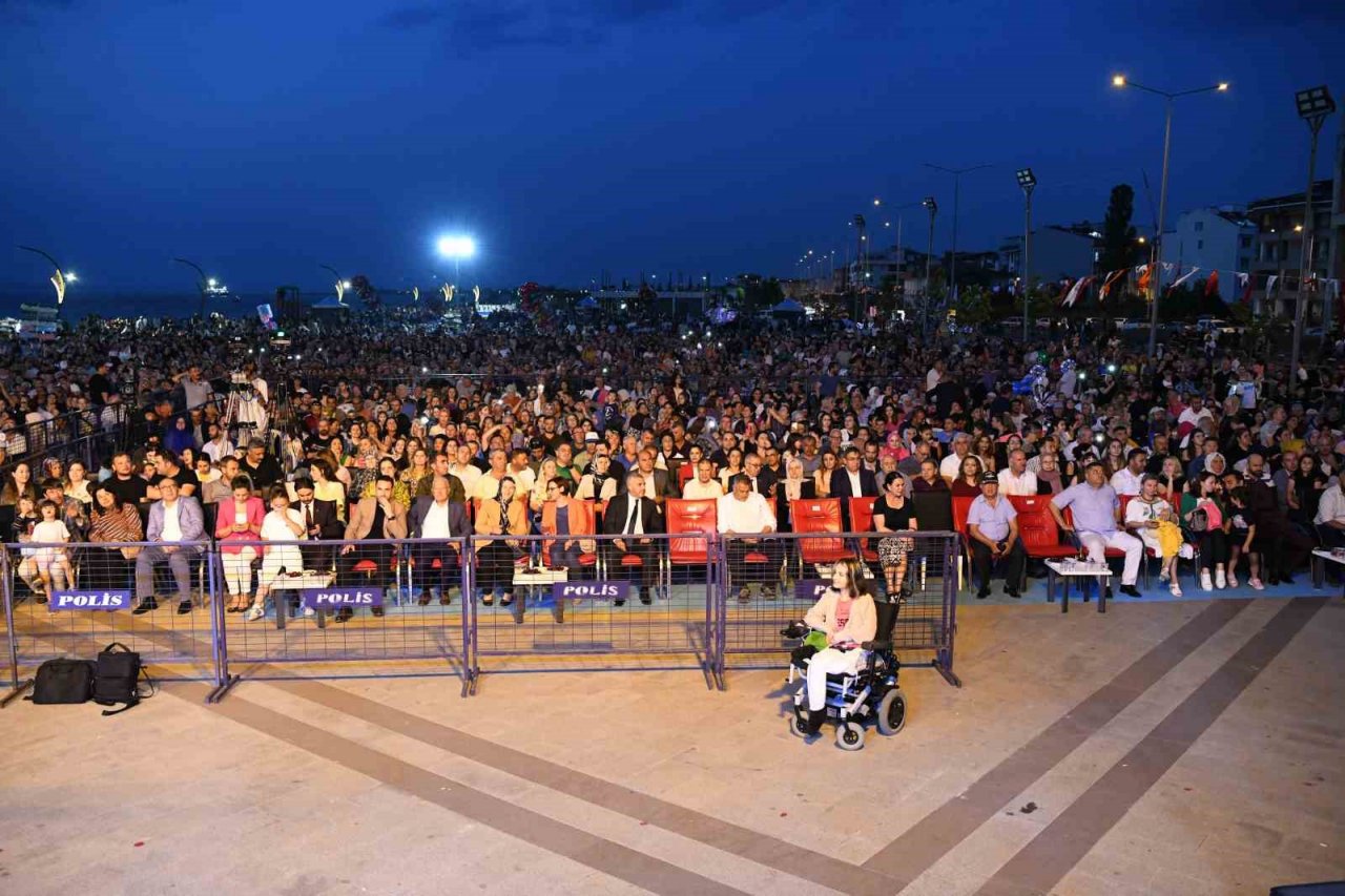 Lapseki Belediyesi 38. Kiraz Festivali’nde Cengiz Kurtoğlu coşkusu yaşandı