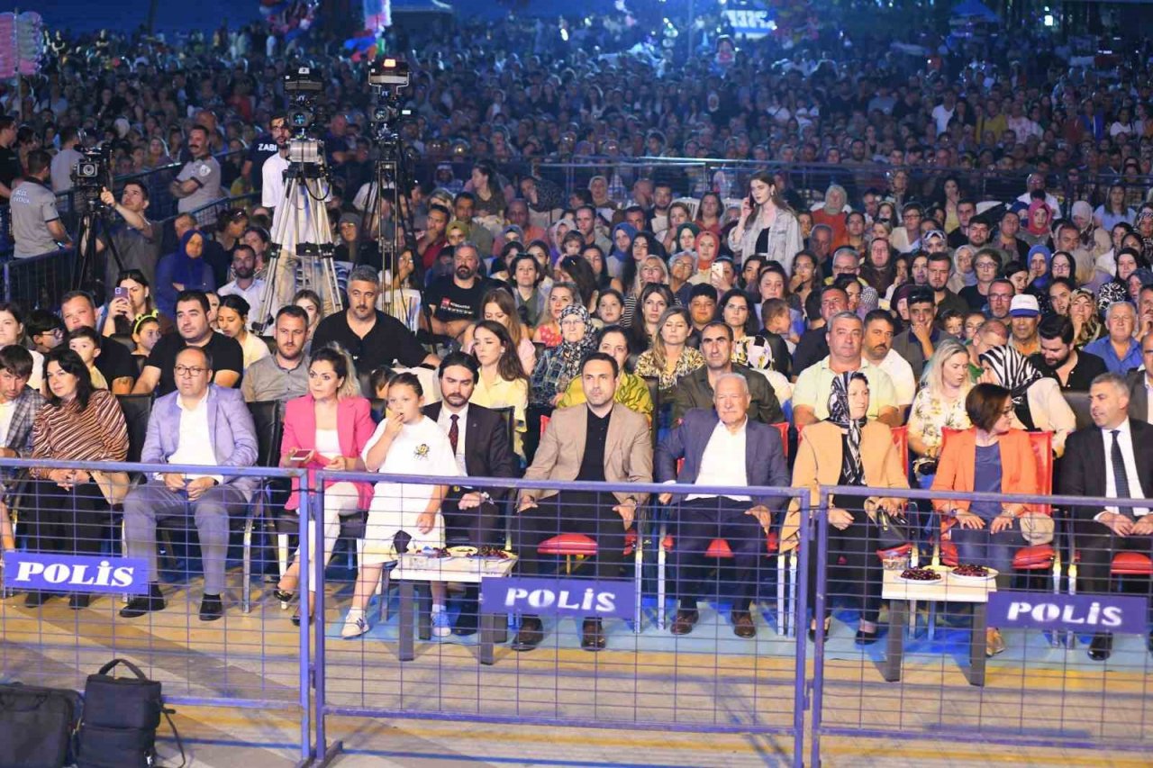 Lapseki Belediyesi 38. Kiraz Festivali’nde Cengiz Kurtoğlu coşkusu yaşandı
