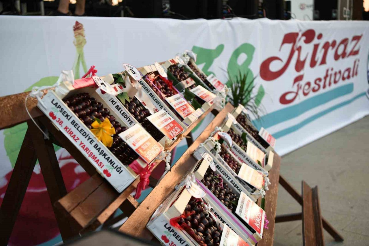 Lapseki Belediyesi 38. Kiraz Festivali’nde Cengiz Kurtoğlu coşkusu yaşandı