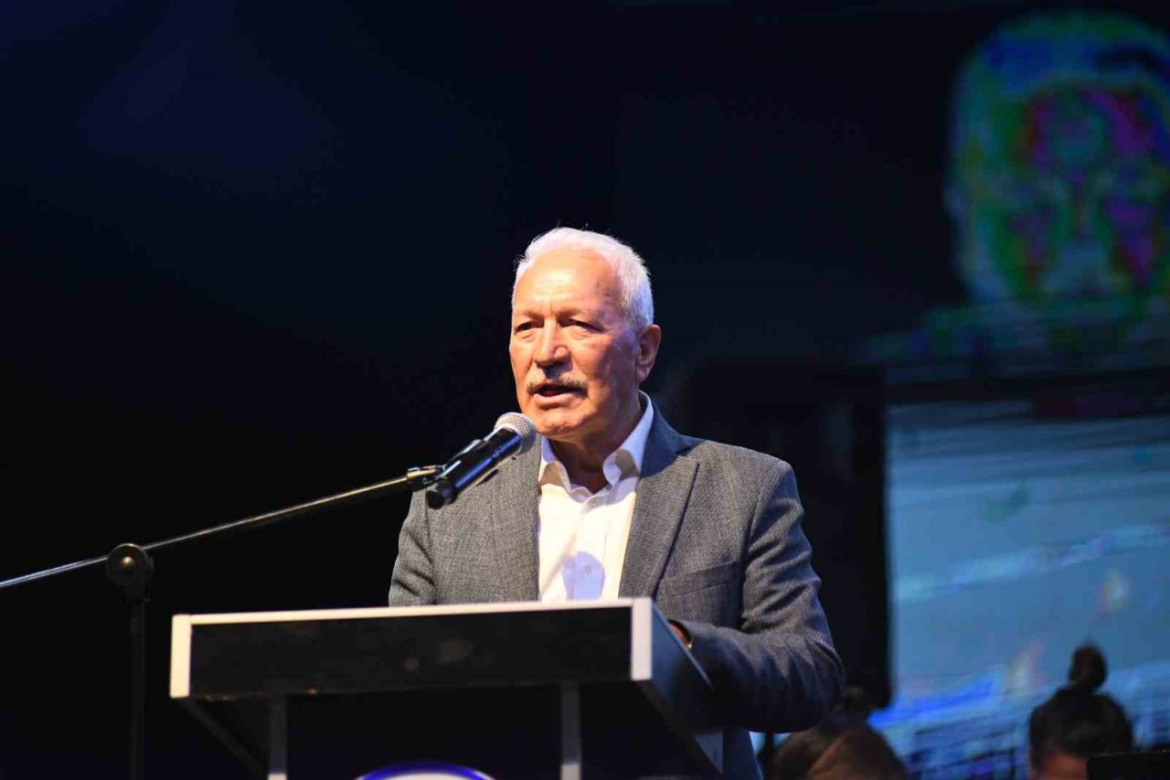 Lapseki Belediyesi 38. Kiraz Festivali’nde Cengiz Kurtoğlu coşkusu yaşandı