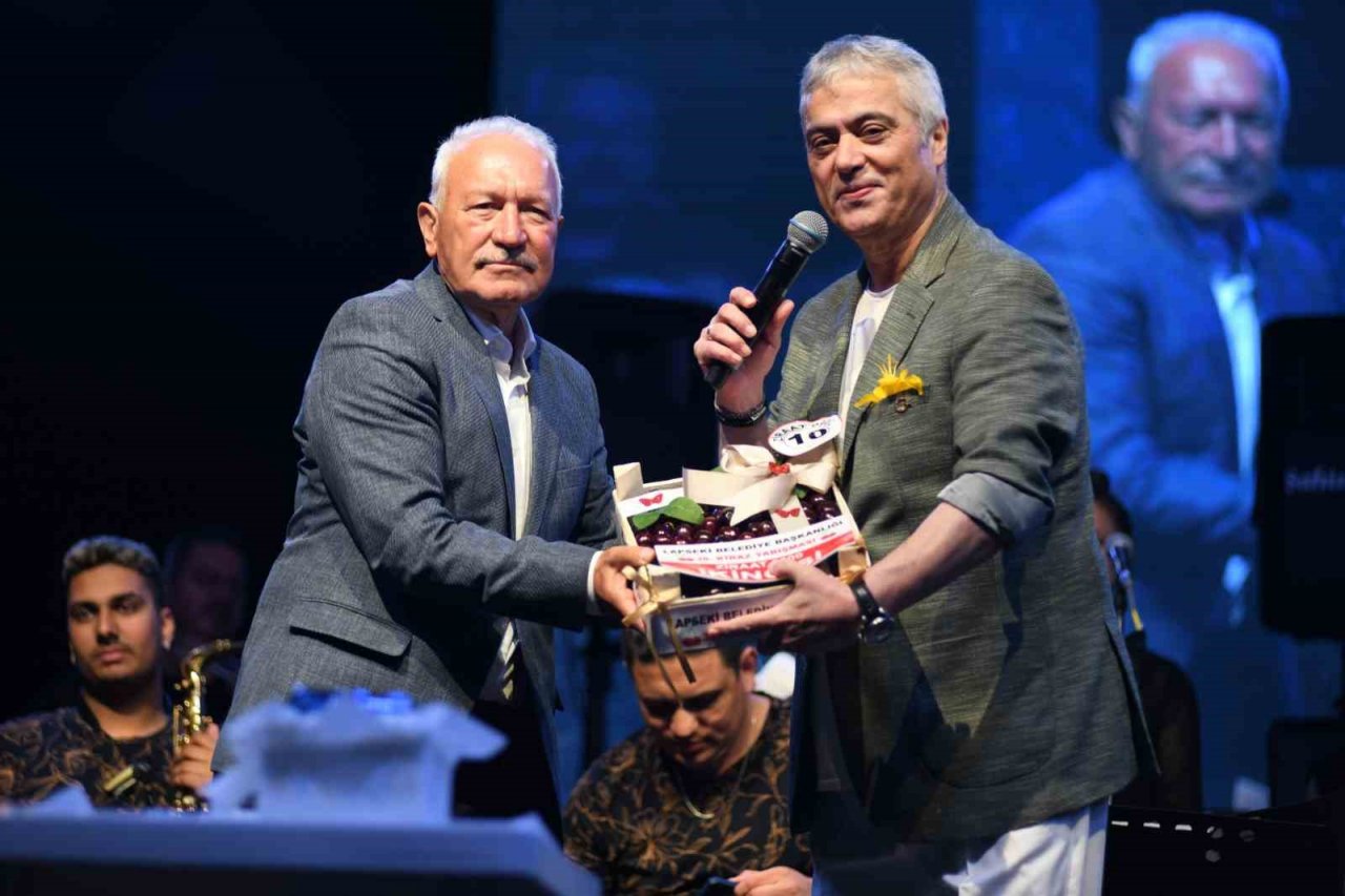 Lapseki Belediyesi 38. Kiraz Festivali’nde Cengiz Kurtoğlu coşkusu yaşandı