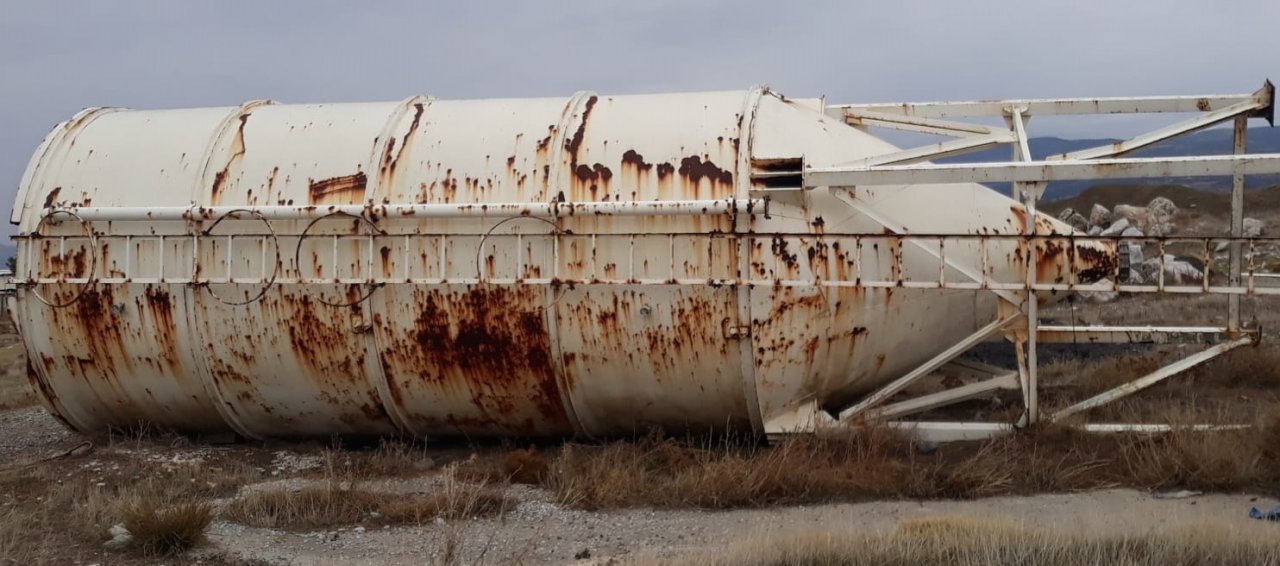 Vinç ve tır kiralayıp 5 tonluk siloyu çaldı