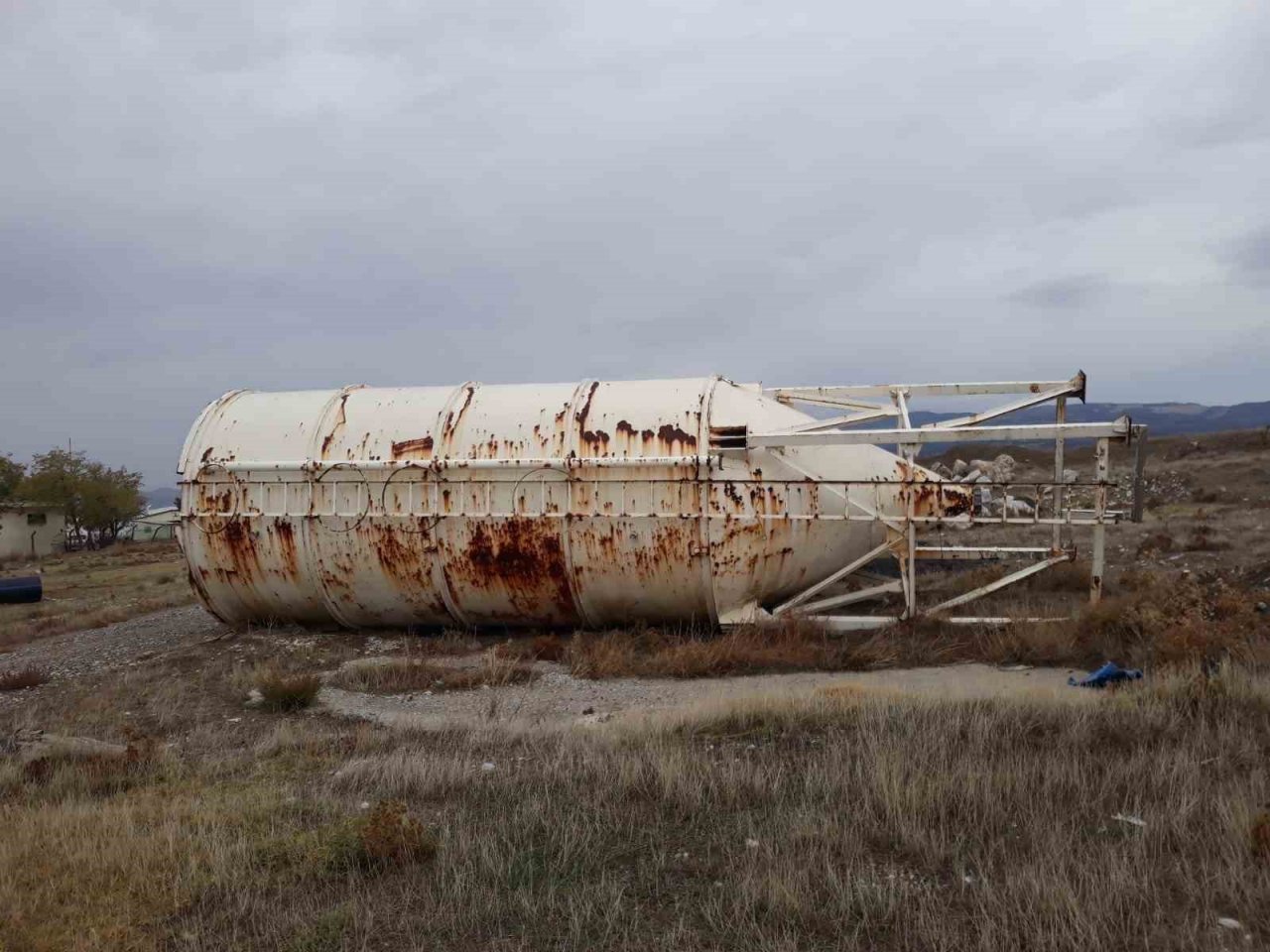 Vinç ve tır kiralayıp 5 tonluk siloyu çaldı