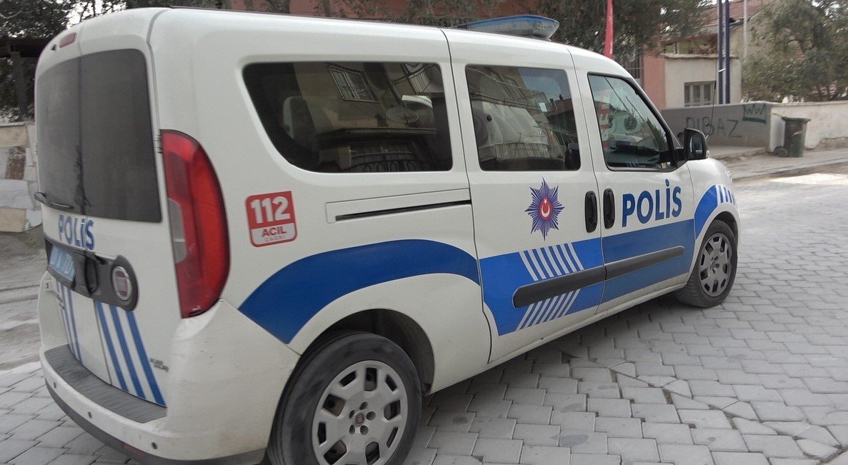 İki grup gencin kavgasında bıçaklar çekildi; 3 yaralı