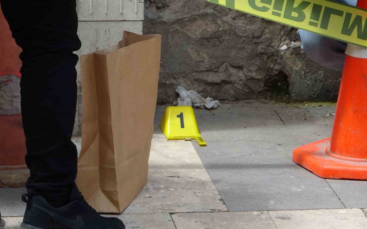 İki grup gencin kavgasında bıçaklar çekildi; 3 yaralı