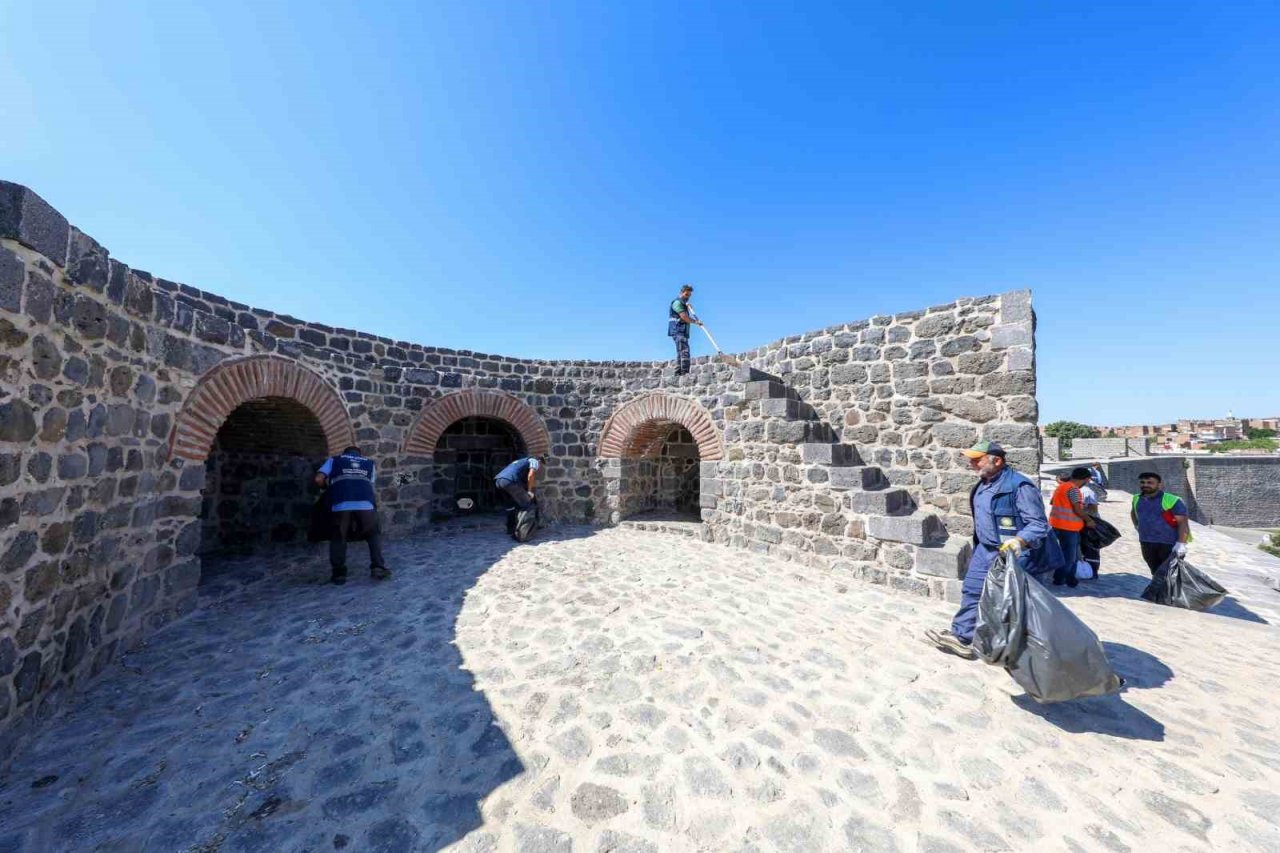 Tarihi surlarda bayram temizliği