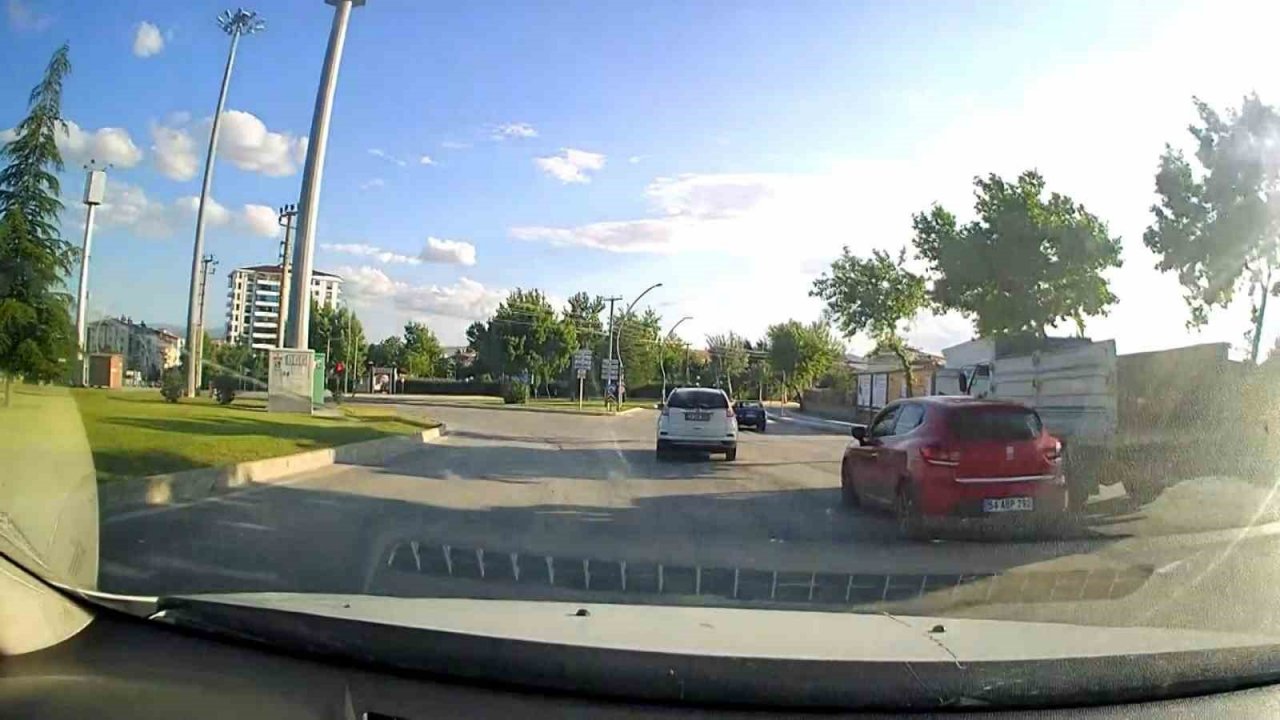 Elazığ’da makas atan sürücü kameralara yansıdı