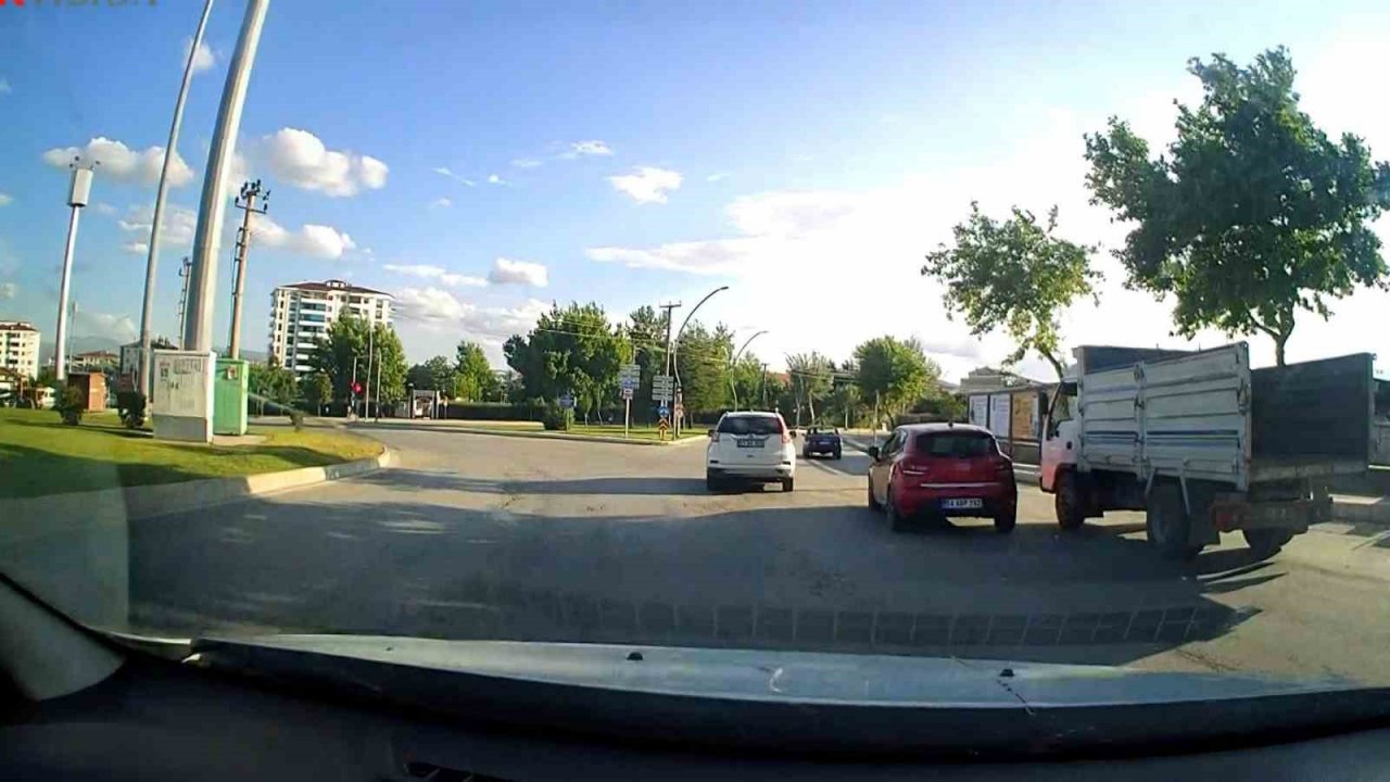 Elazığ’da makas atan sürücü kameralara yansıdı