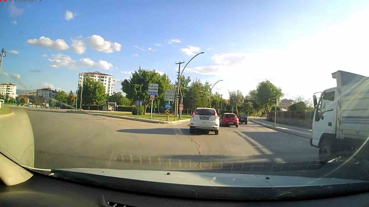 Elazığ’da makas atan sürücü kameralara yansıdı