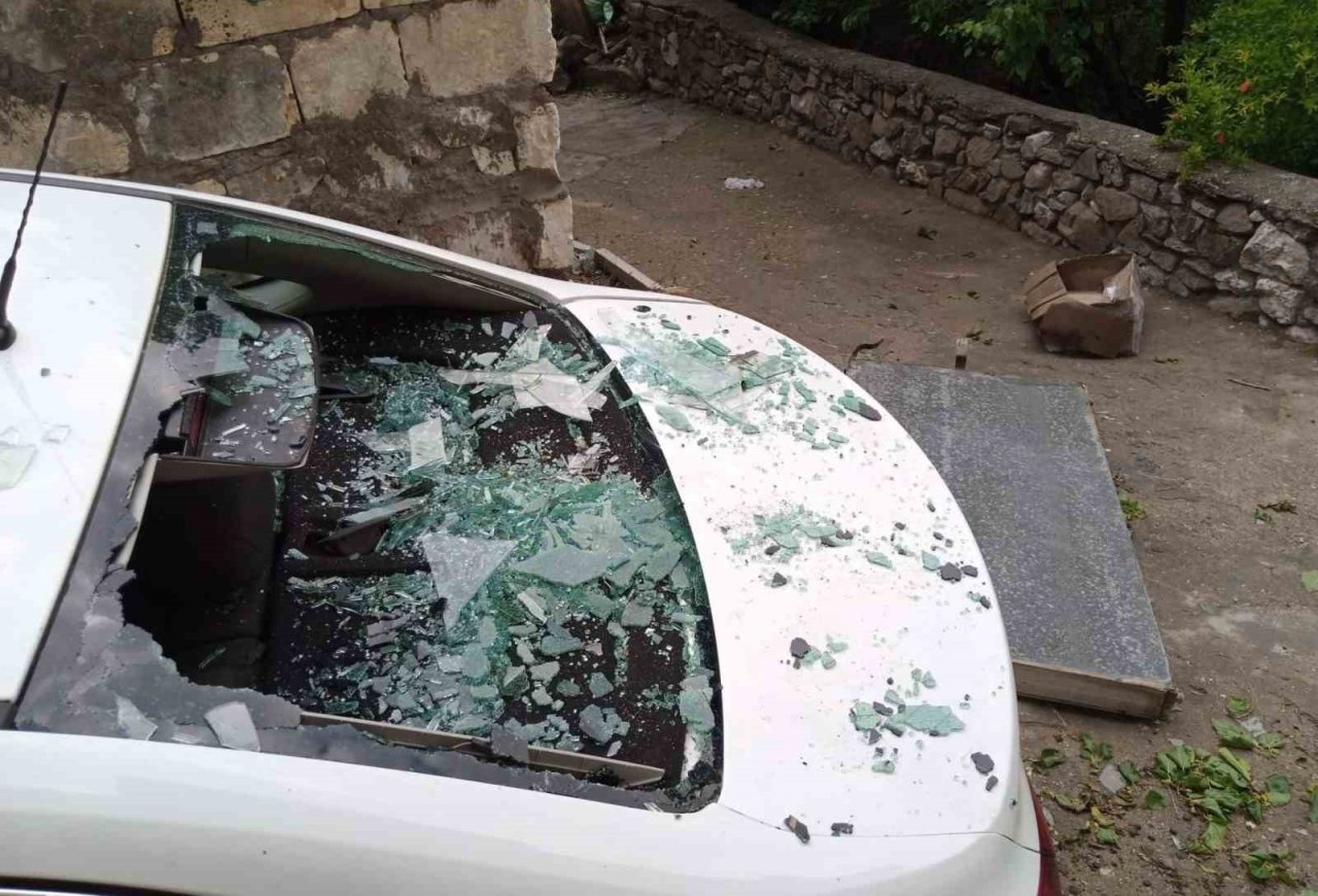 Fırtına etkili oldu, çatıdan uçan güneş enerji paneli aracın üzerine düştü