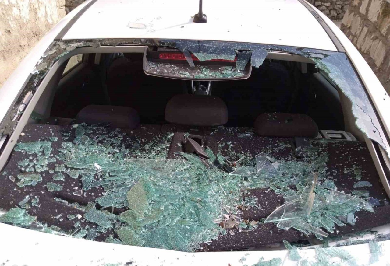 Fırtına etkili oldu, çatıdan uçan güneş enerji paneli aracın üzerine düştü