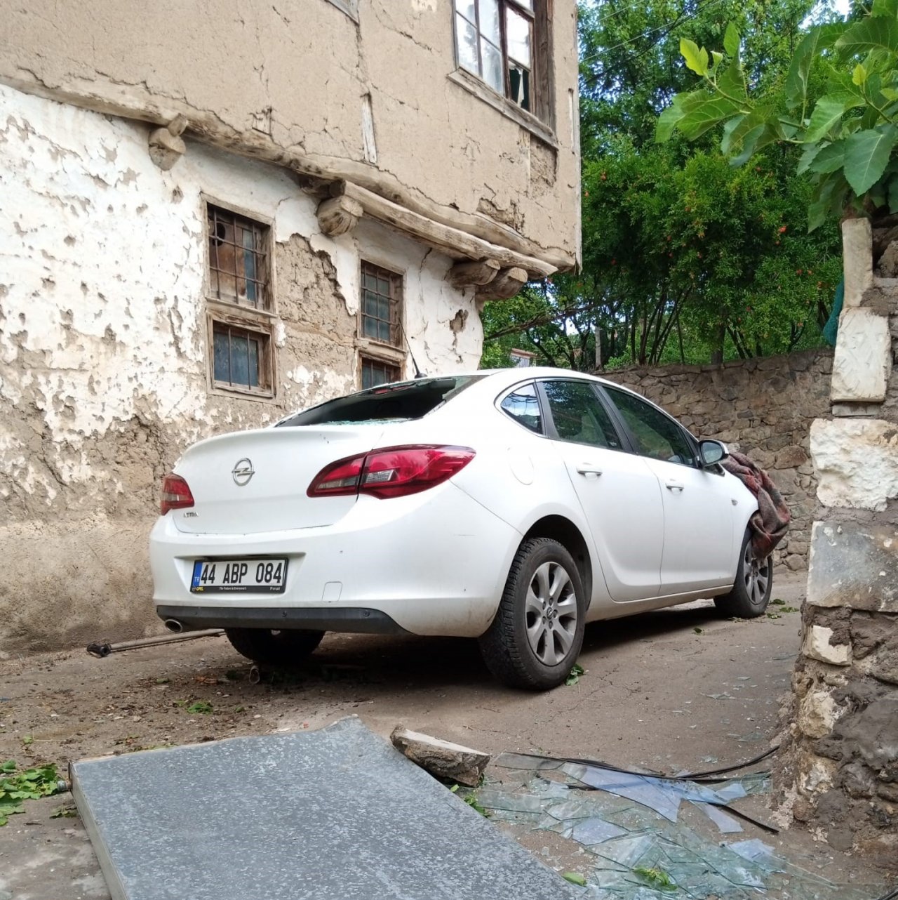 Fırtına etkili oldu, çatıdan uçan güneş enerji paneli aracın üzerine düştü