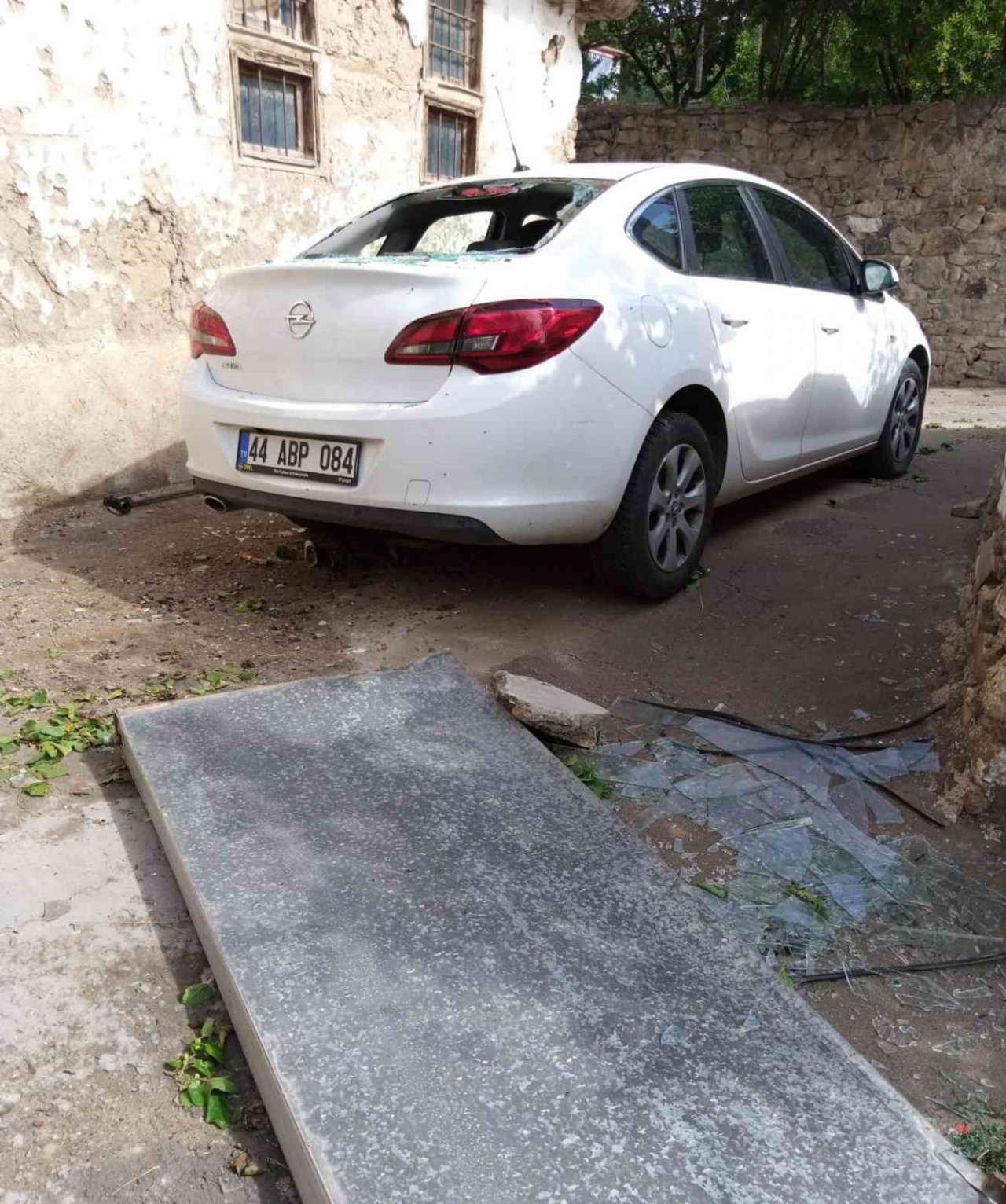 Fırtına etkili oldu, çatıdan uçan güneş enerji paneli aracın üzerine düştü