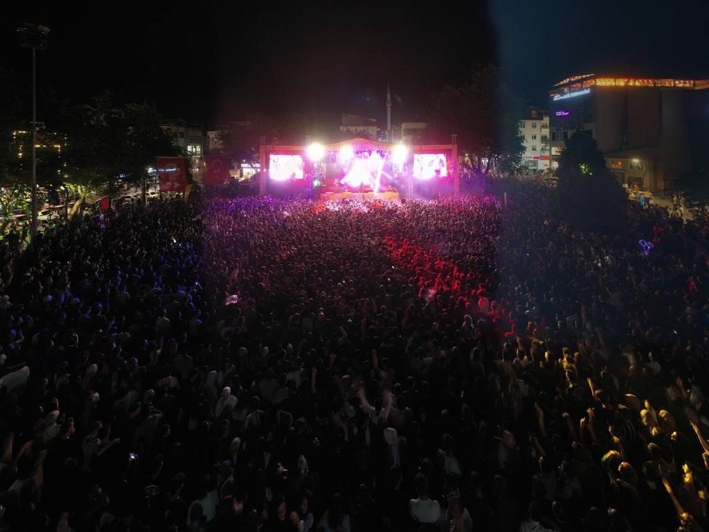 Erbaa Belediyesi tarafından gençlik konseri düzenledi