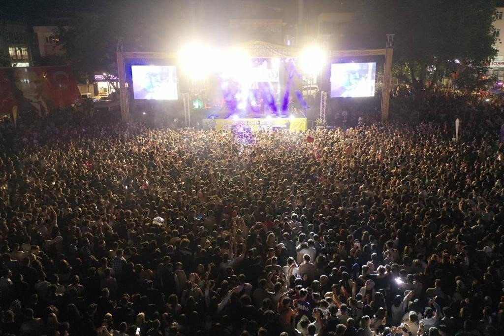 Erbaa Belediyesi tarafından gençlik konseri düzenledi