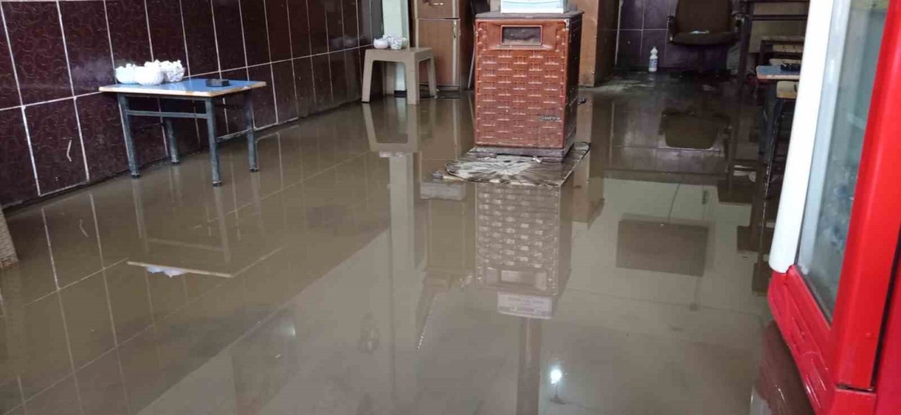 İspir’de altyapı çöktü, iş yerlerini su bastı