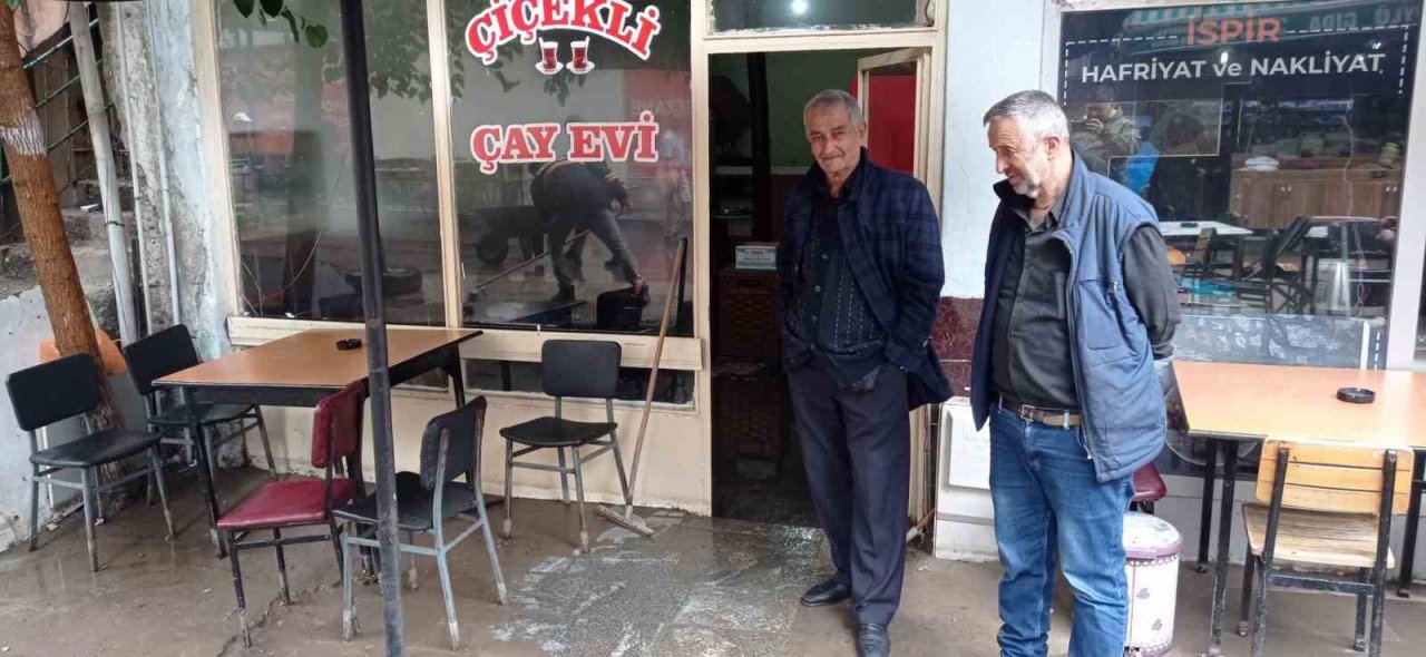 İspir’de altyapı çöktü, iş yerlerini su bastı