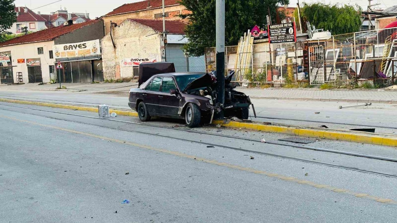 Tramvay yolundaki direğe çarpan araçtaki 2 kişi yaralandı