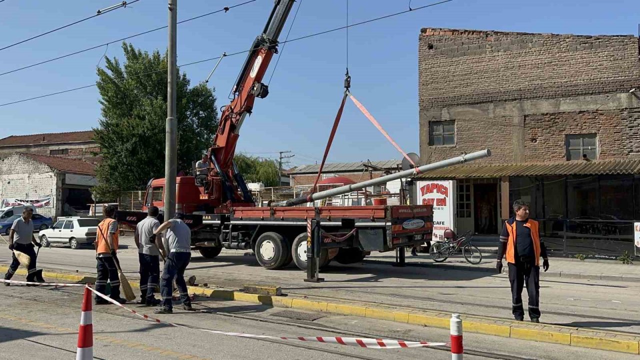 Tramvay yolundaki direğe çarpan araçtaki 2 kişi yaralandı