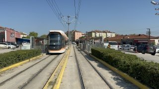 Tramvay yolundaki direğe çarpan araçtaki 2 kişi yaralandı