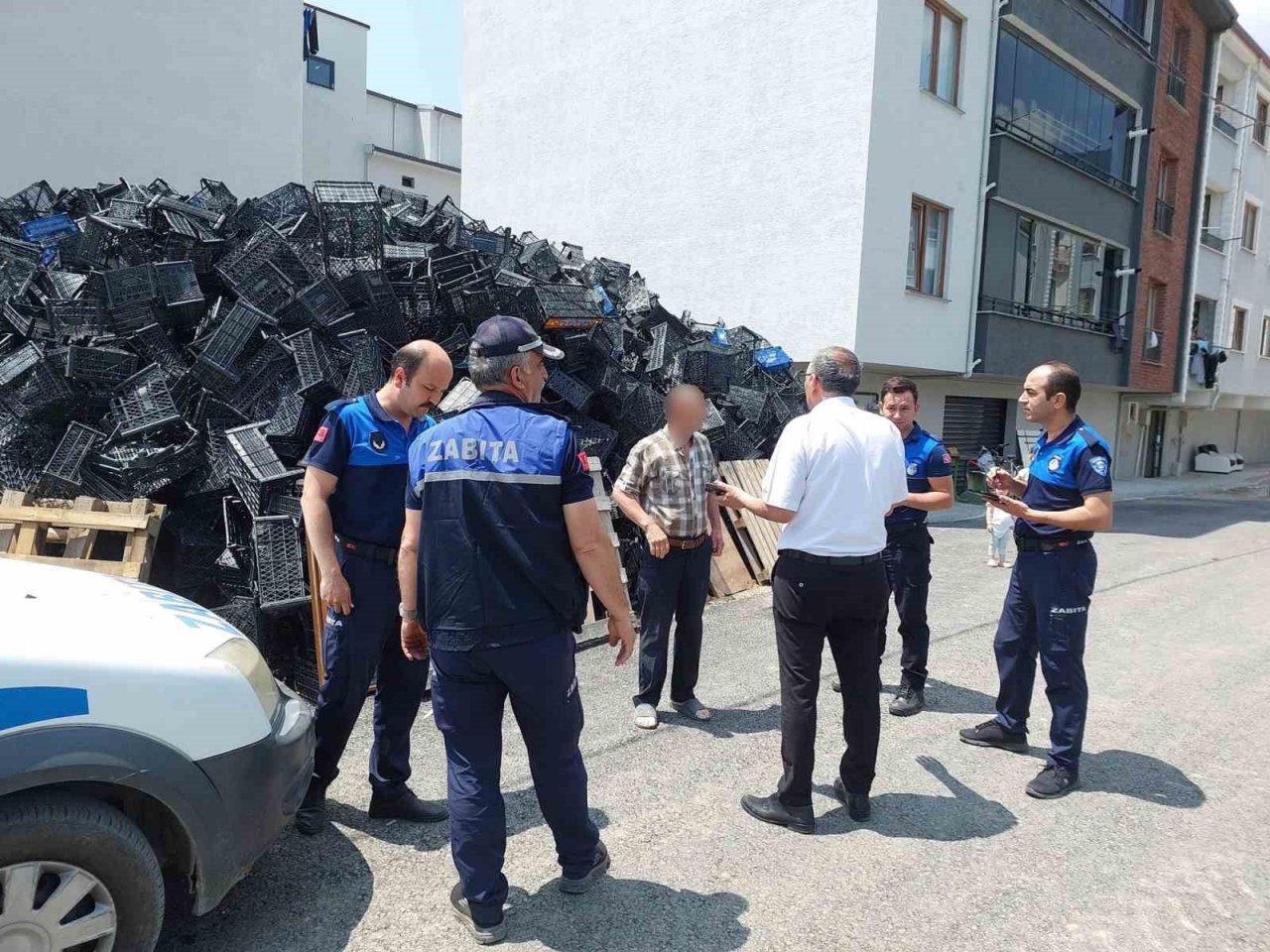 Binlerce boş sele biriktiren vatandaşa zabıta müdahalesi