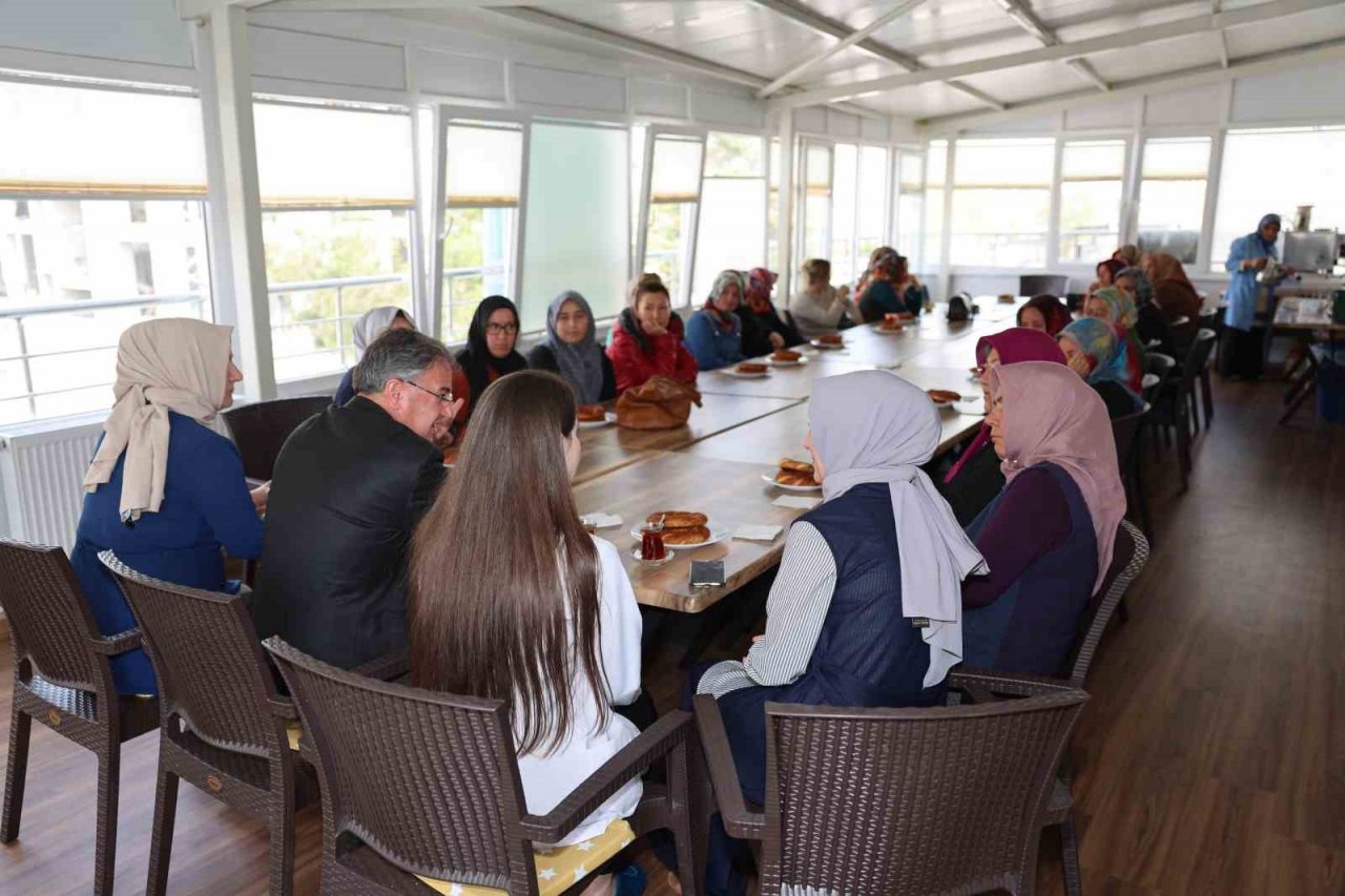 Kadınlar öğreniyor, üretiyor, sosyalleşiyor