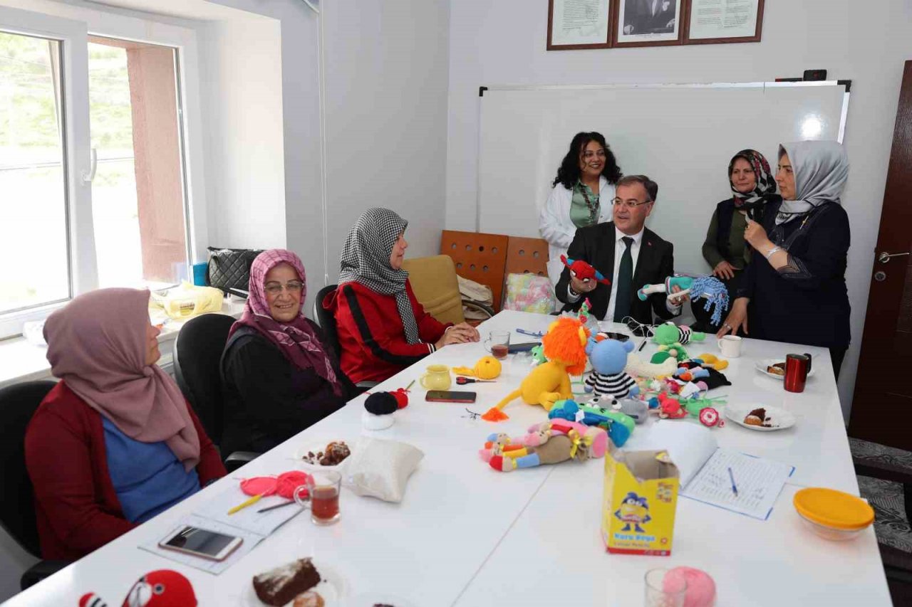 Kadınlar öğreniyor, üretiyor, sosyalleşiyor