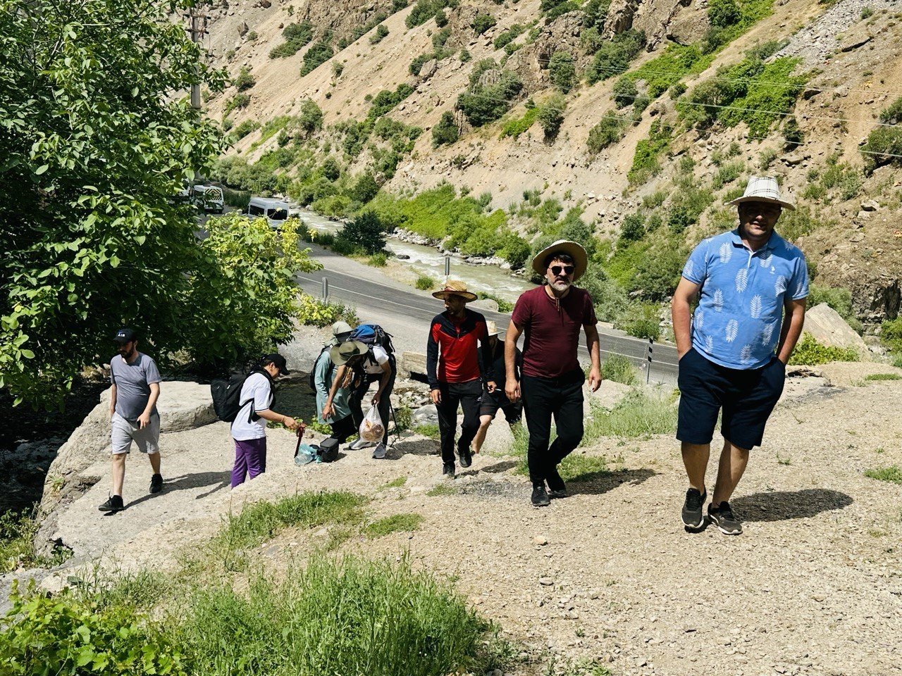 Yüksekovalı dağcılar Kaval Şelalesi’ni gezdi