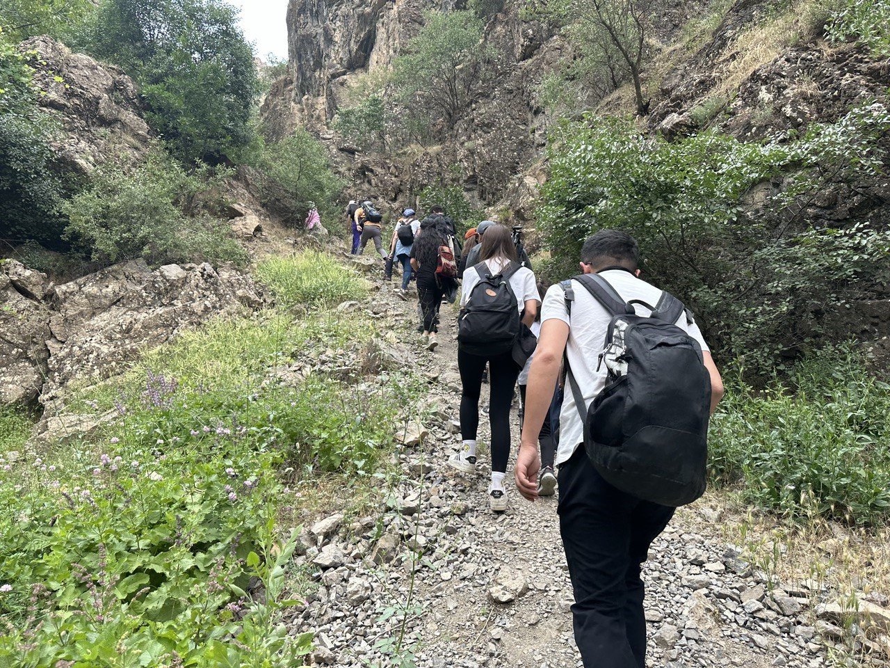 Yüksekovalı dağcılar Kaval Şelalesi’ni gezdi