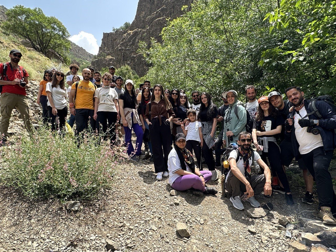 Yüksekovalı dağcılar Kaval Şelalesi’ni gezdi