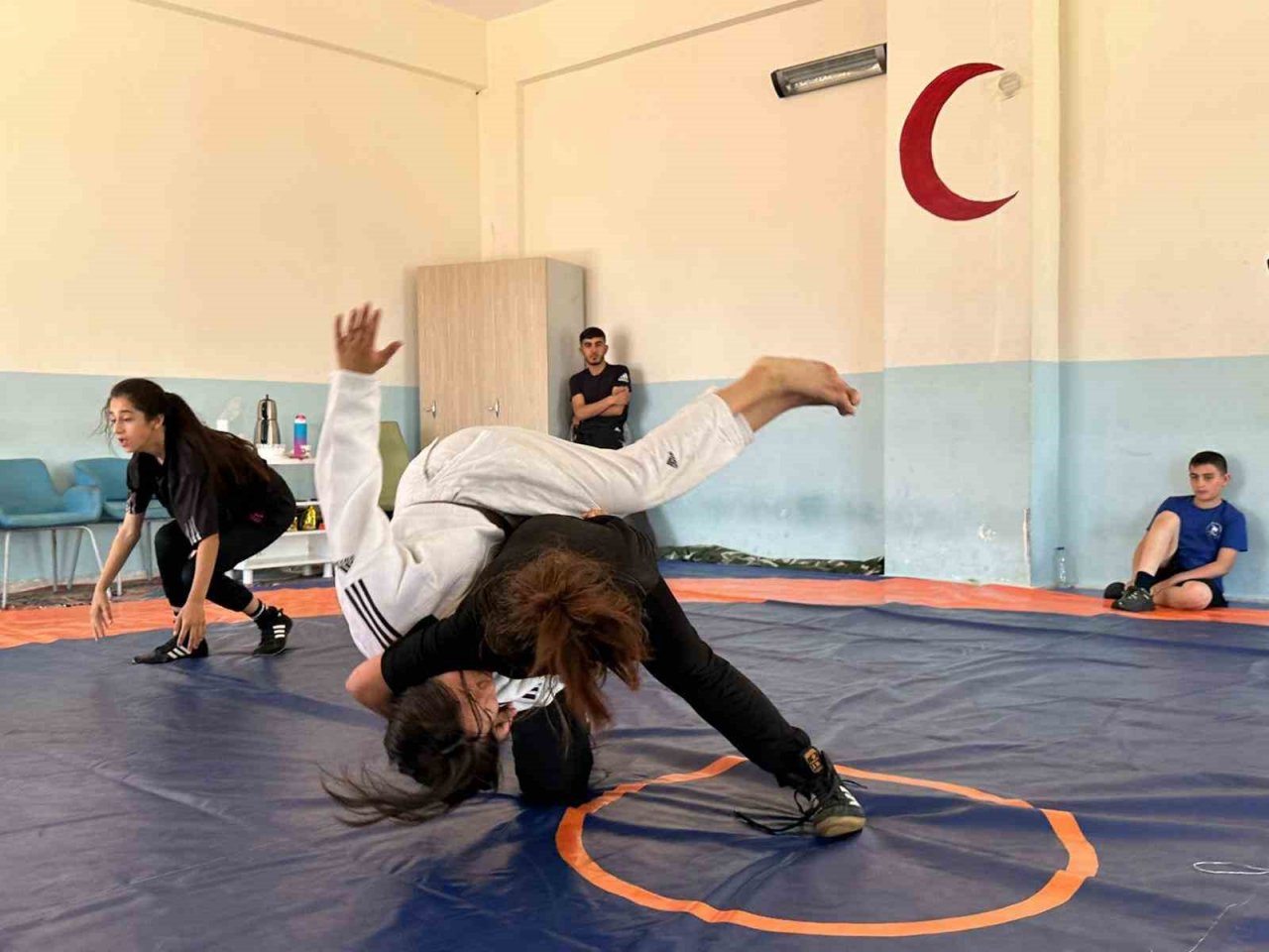 Yüksekovalı güreşçiler dünya şampiyonasına hazırlanıyor