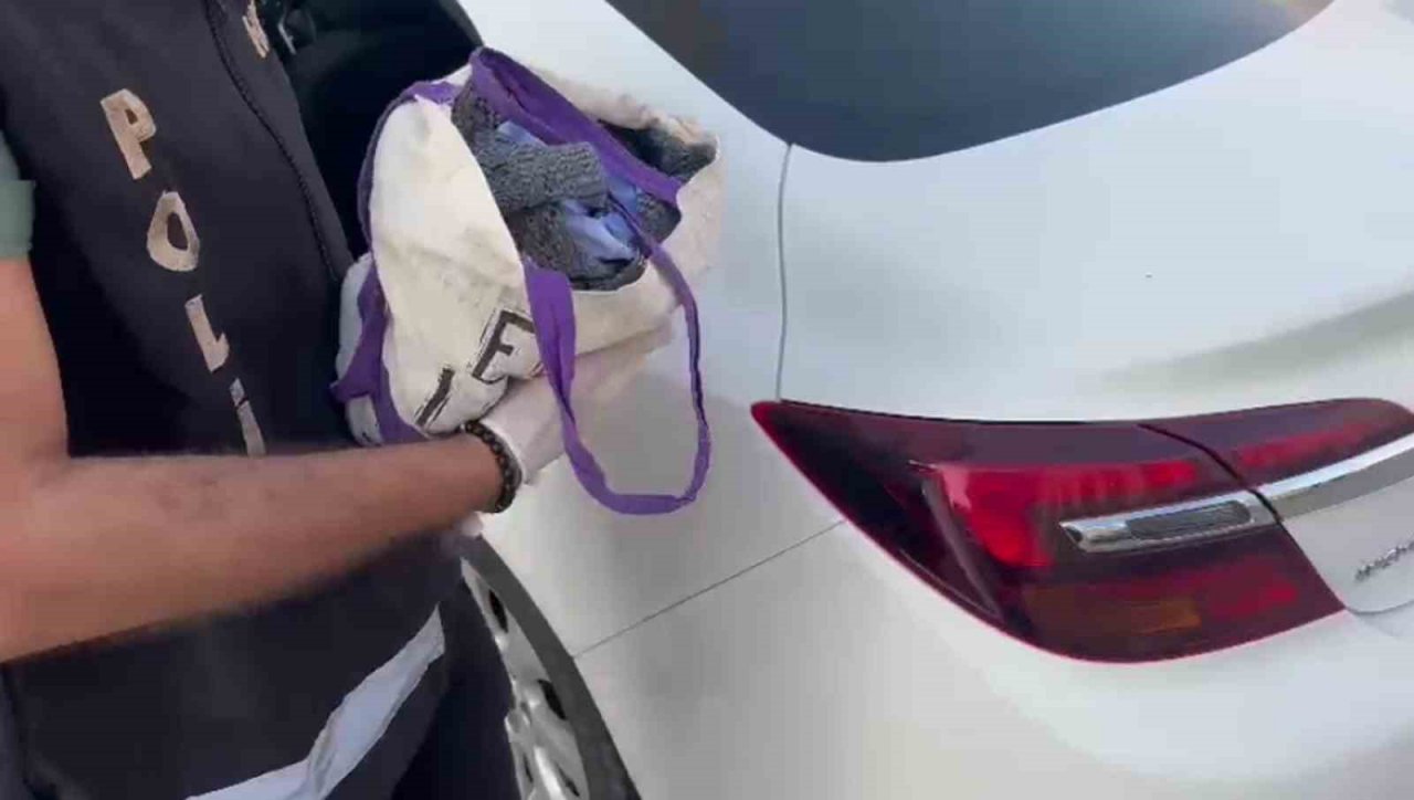 Hatay’da otomobilde 5 adet ruhsatsız silah ele geçirildi