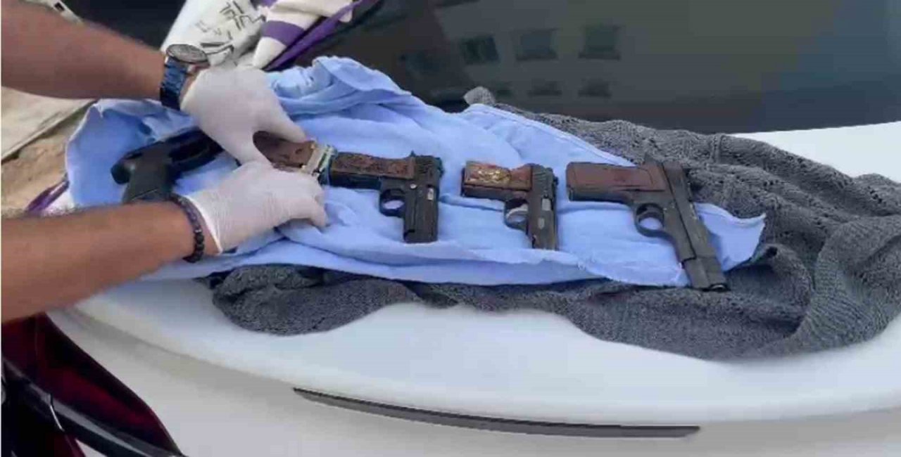 Hatay’da otomobilde 5 adet ruhsatsız silah ele geçirildi
