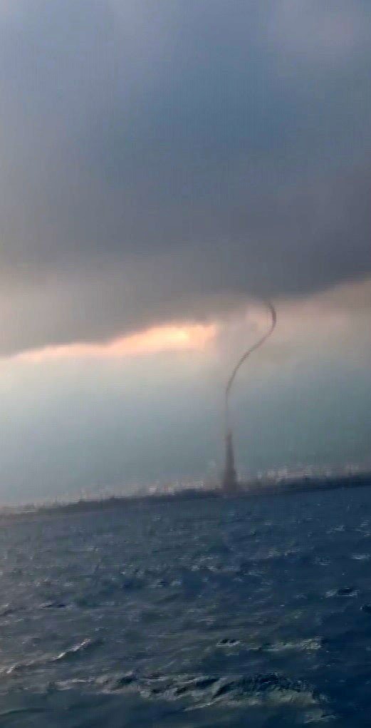 Hatay’da denizde hortum çıktı