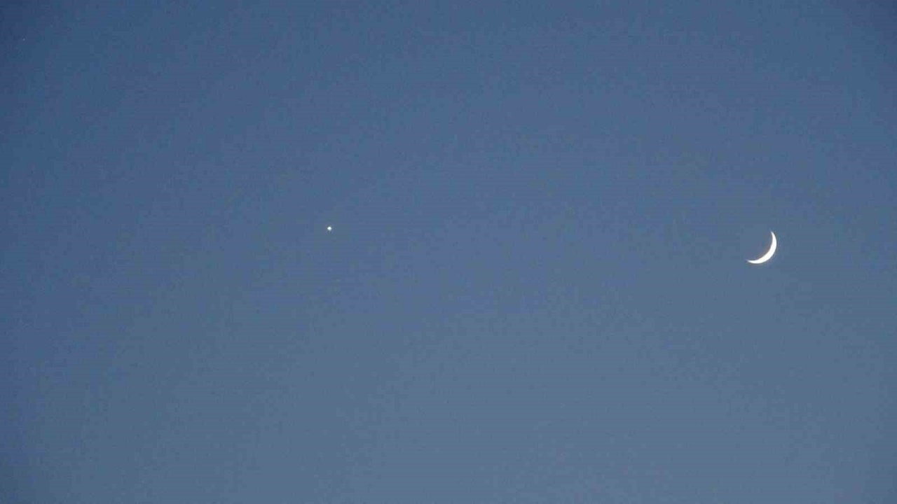 Ay ile yıldızın gökyüzünde buluşması Taksim’de böyle görüntülendi