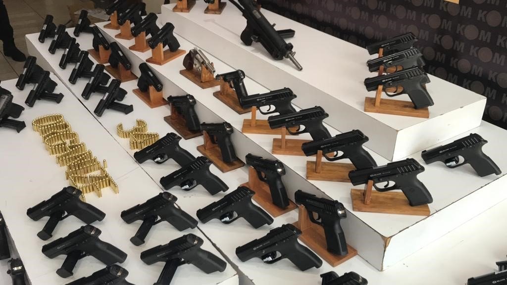 Yasa dışı imalathanelerde ele geçirilen silahların sergisi yapıldı