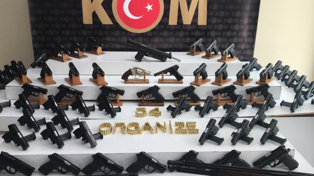 Yasa dışı imalathanelerde ele geçirilen silahların sergisi yapıldı