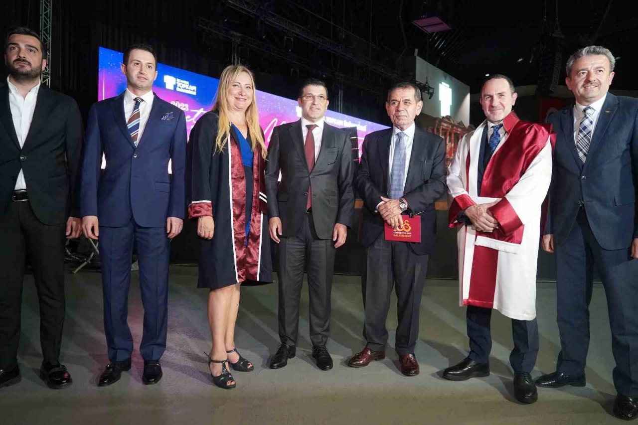 Cumhuriyetin yüzüncü yılında binlerce öğrenci diplomasına kavuştu